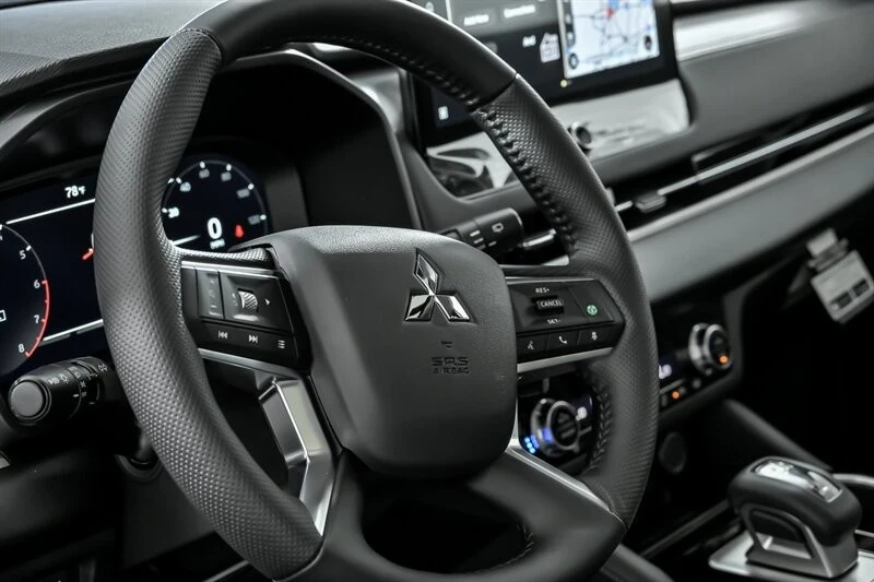 2025 Mitsubishi Outlander - Image 17 of 21