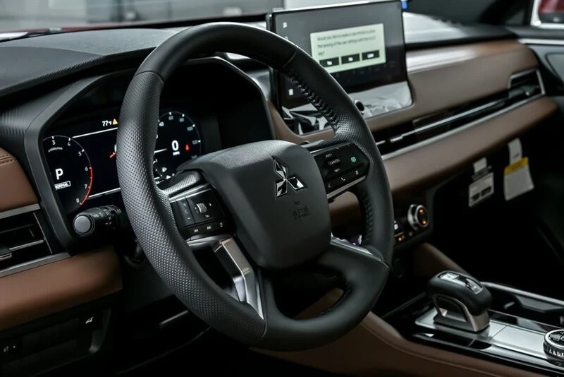 2025 Mitsubishi Outlander - Image 17 of 21