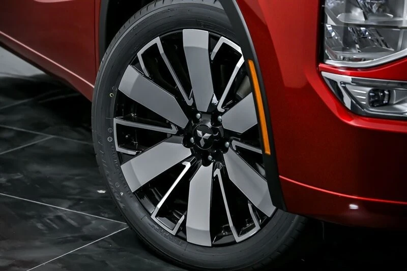 2025 Mitsubishi Outlander - Image 3 of 21
