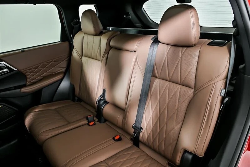 2025 Mitsubishi Outlander - Image 16 of 21