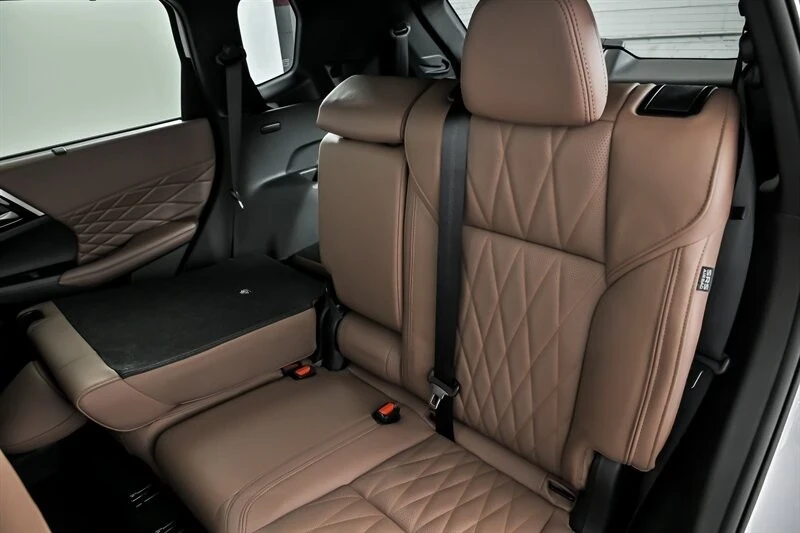 2025 Mitsubishi Outlander - Image 16 of 21