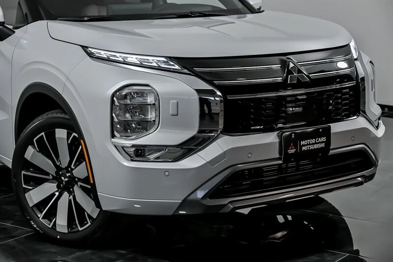 2025 Mitsubishi Outlander - Image 2 of 21