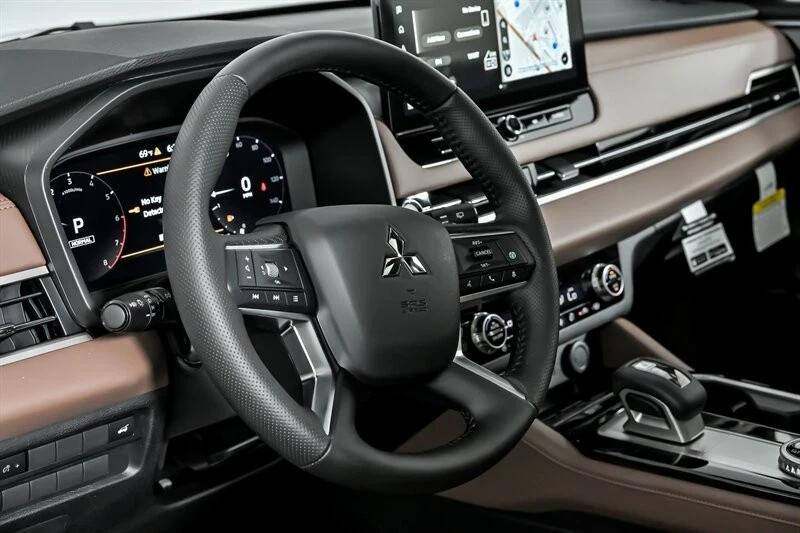 2025 Mitsubishi Outlander - Image 17 of 21
