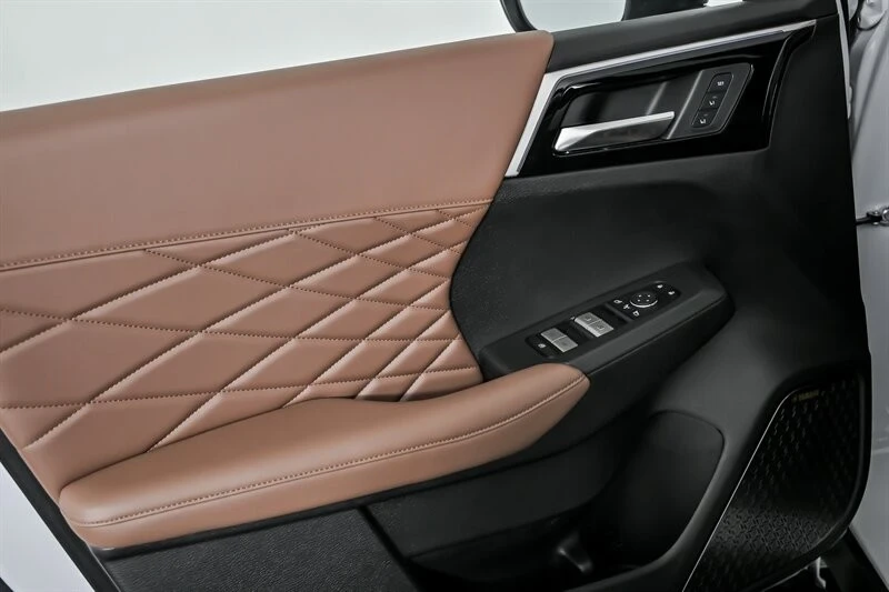 2025 Mitsubishi Outlander - Image 11 of 21