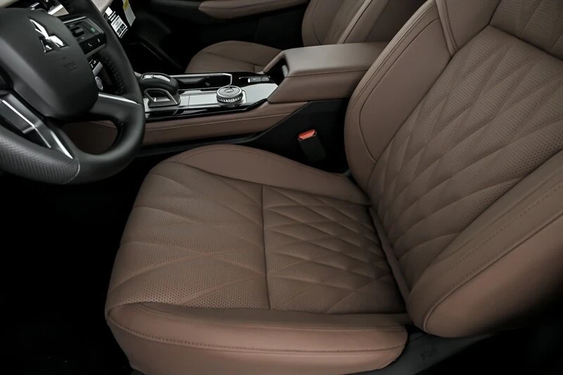 2025 Mitsubishi Outlander - Image 13 of 21
