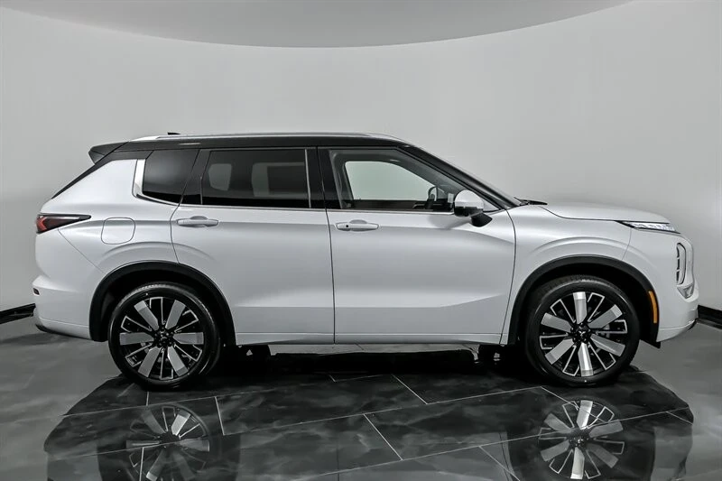 2025 Mitsubishi Outlander - Image 9 of 21