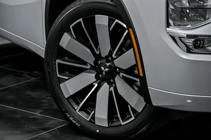 2025 Mitsubishi Outlander - Image 3 of 21