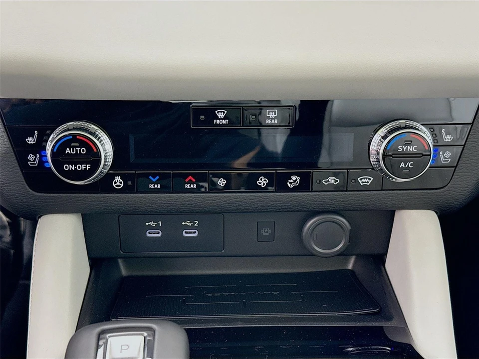 2025 Mitsubishi Outlander - Image 16 of 21