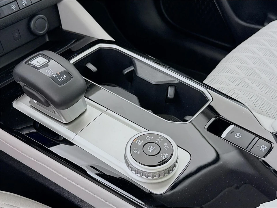 2025 Mitsubishi Outlander - Image 17 of 21