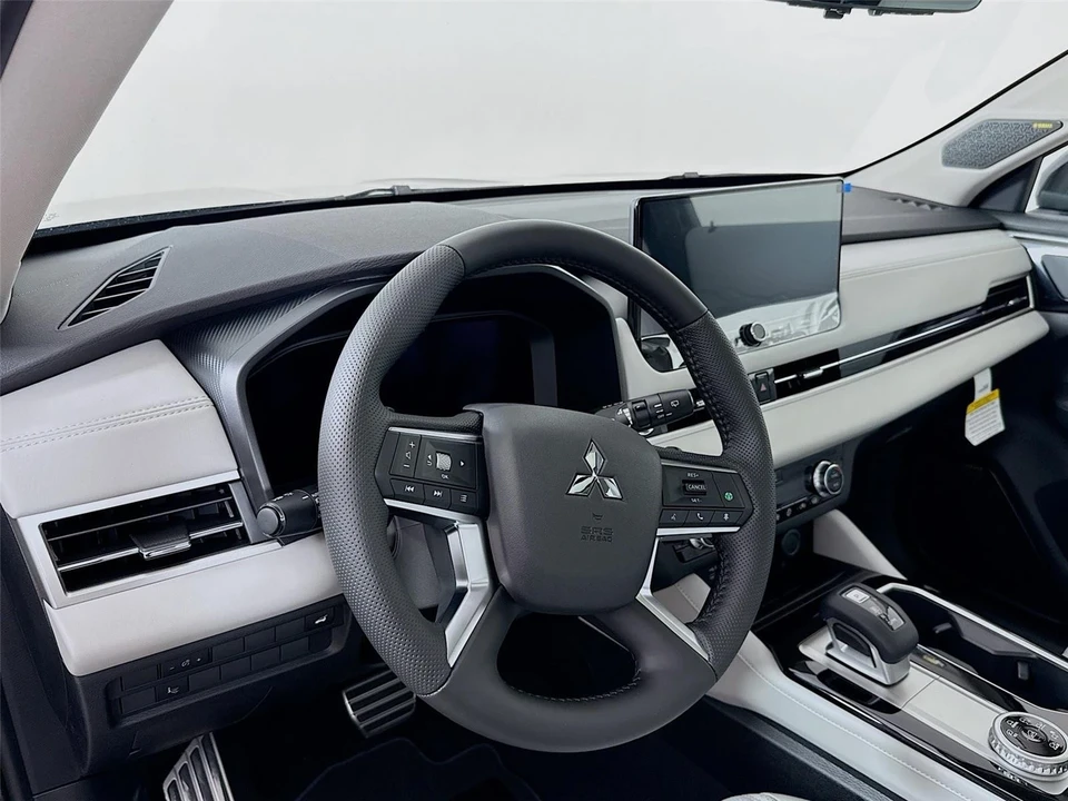 2025 Mitsubishi Outlander - Image 9 of 21
