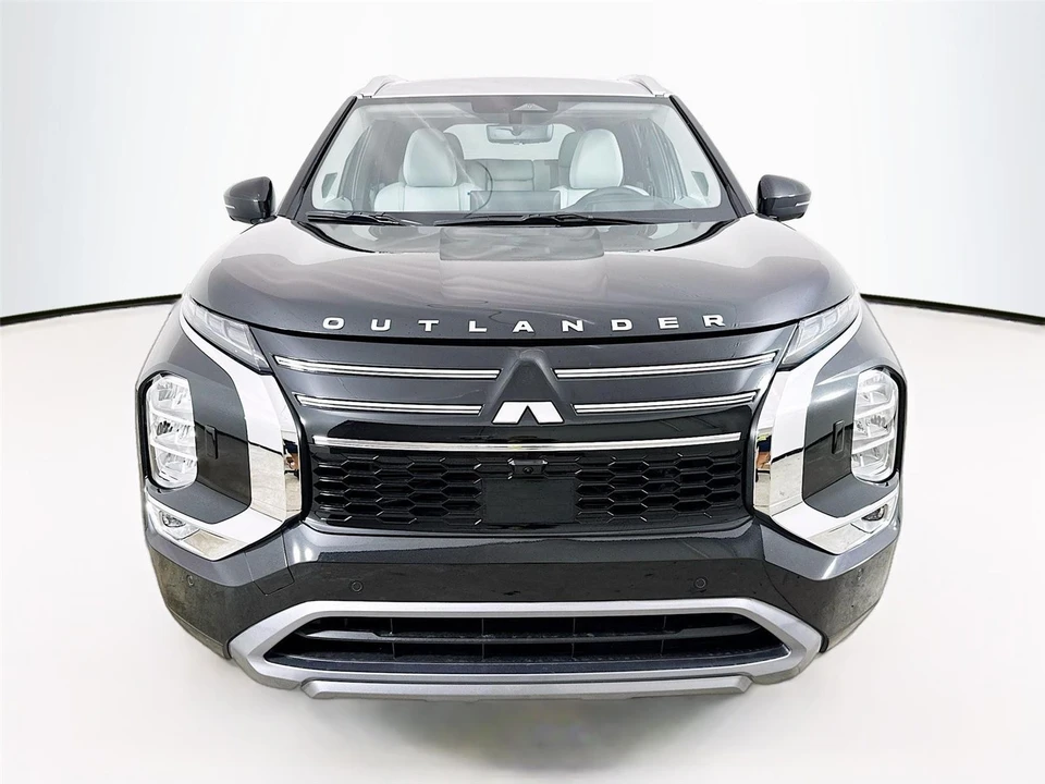 2025 Mitsubishi Outlander - Image 2 of 21