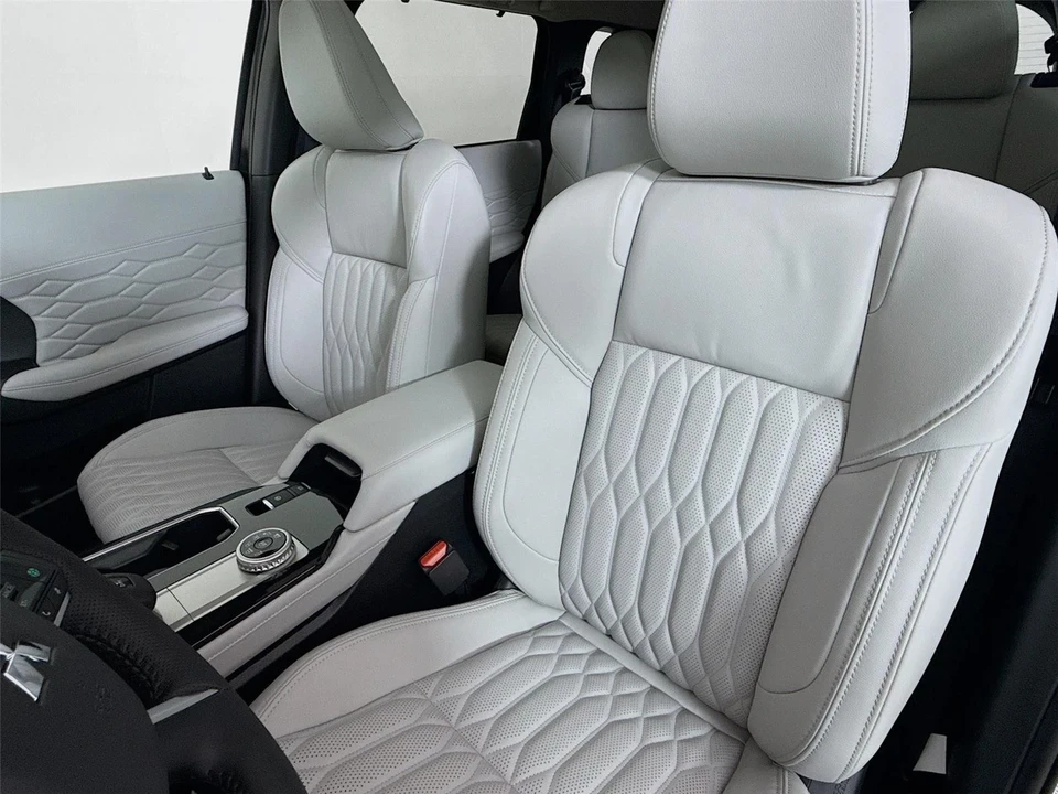 2025 Mitsubishi Outlander - Image 21 of 21