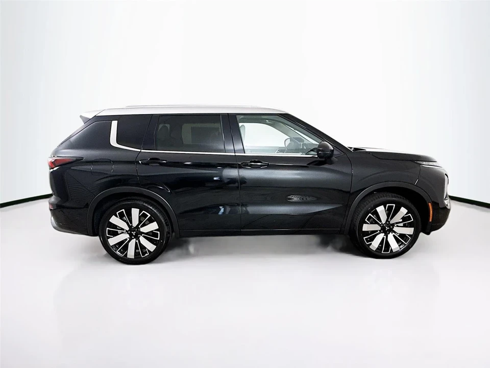 2025 Mitsubishi Outlander - Image 8 of 21