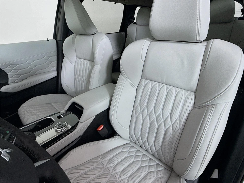 2025 Mitsubishi Outlander - Image 21 of 21