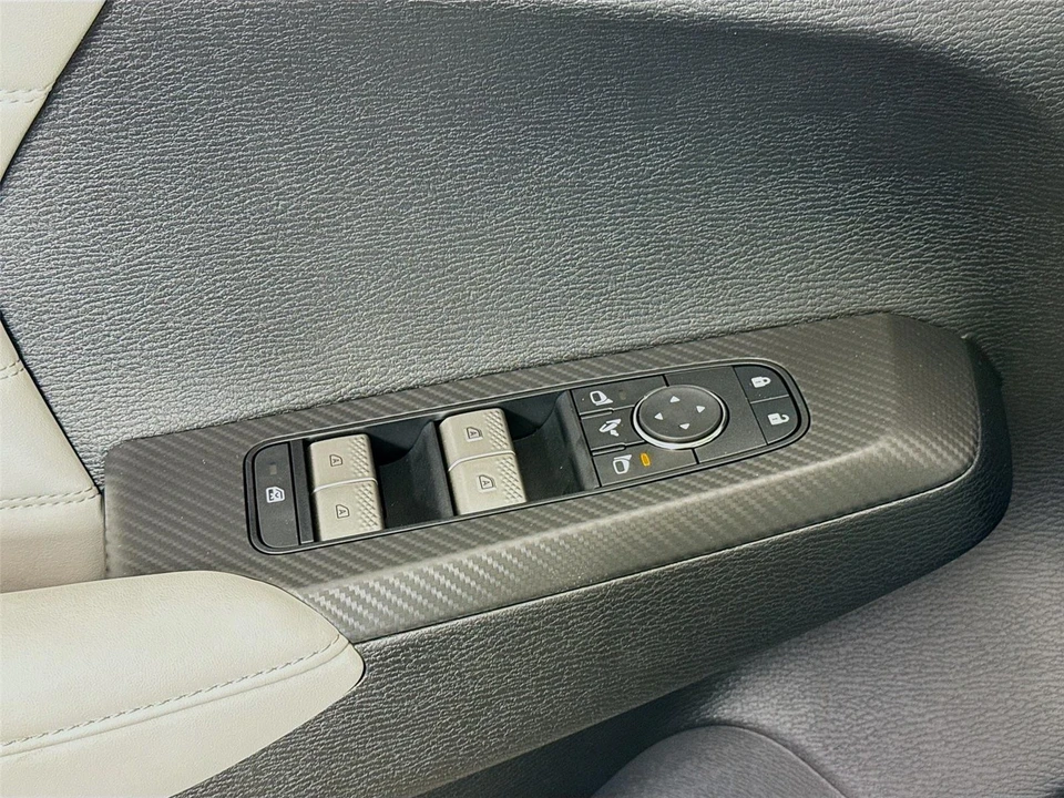 2025 Mitsubishi Outlander - Image 18 of 21