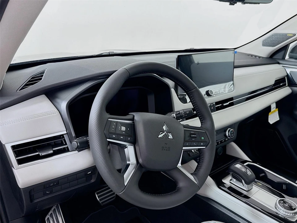 2025 Mitsubishi Outlander - Image 9 of 21
