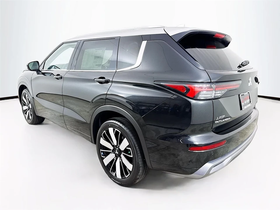 2025 Mitsubishi Outlander - Image 5 of 21