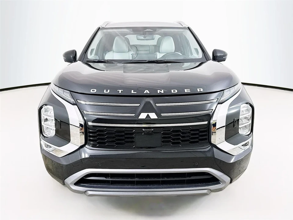 2025 Mitsubishi Outlander - Image 2 of 21