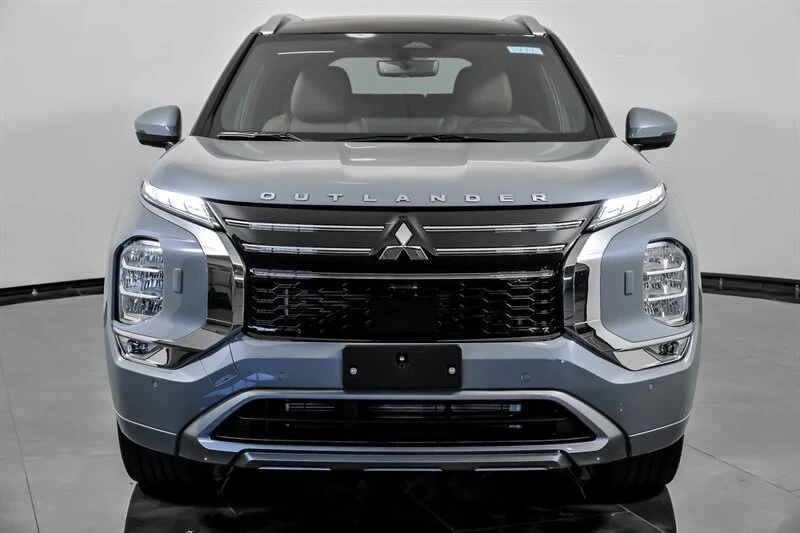 2025 Mitsubishi Outlander - Image 4 of 21