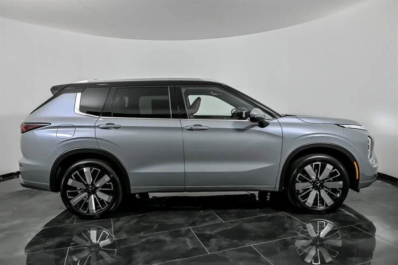 2025 Mitsubishi Outlander - Image 9 of 21
