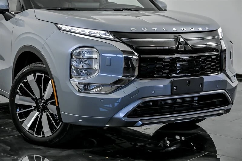 2025 Mitsubishi Outlander - Image 2 of 21