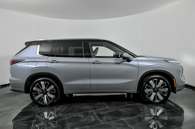 2025 Mitsubishi Outlander - Image 9 of 21