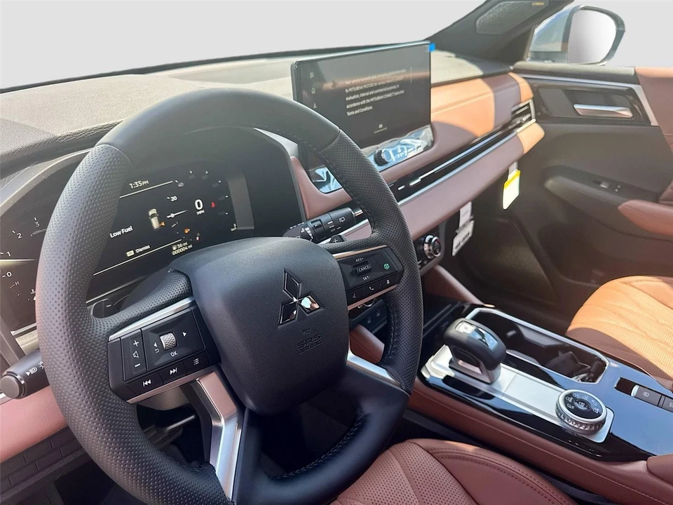2025 Mitsubishi Outlander - Image 9 of 21