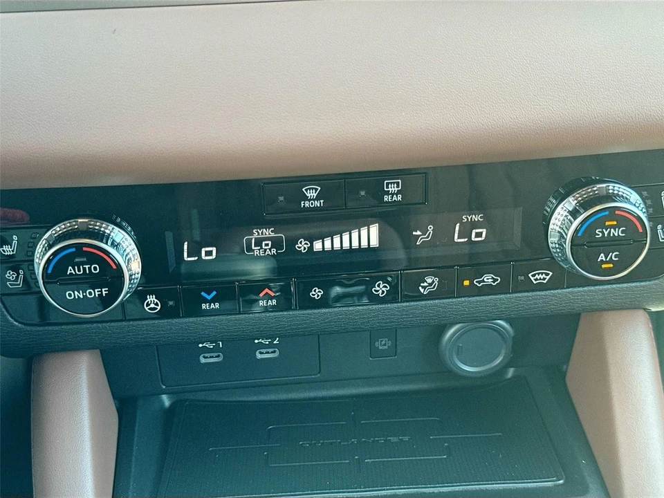 2025 Mitsubishi Outlander - Image 16 of 21