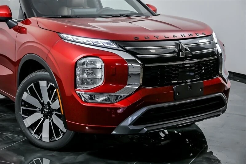 2025 Mitsubishi Outlander - Image 2 of 21