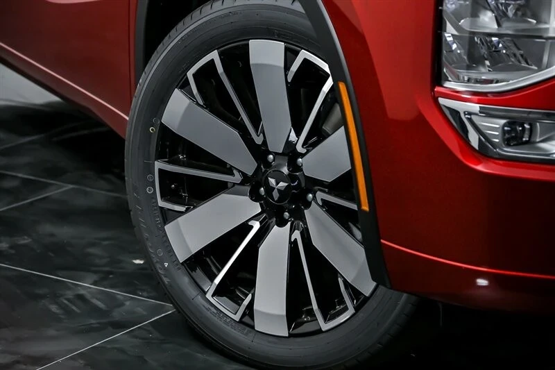 2025 Mitsubishi Outlander - Image 3 of 21