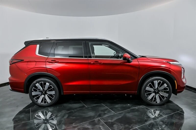 2025 Mitsubishi Outlander - Image 9 of 21