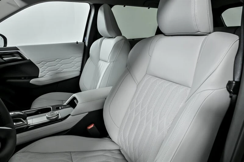 2025 Mitsubishi Outlander - Image 14 of 21