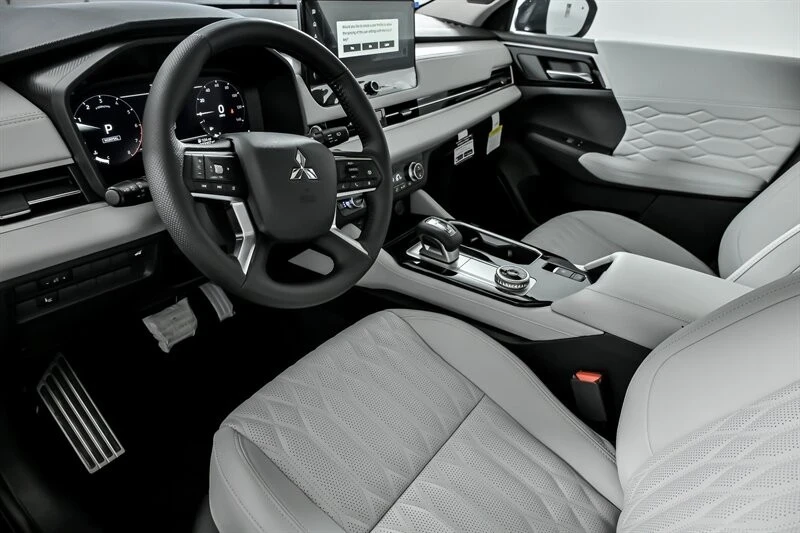 2025 Mitsubishi Outlander - Image 12 of 21