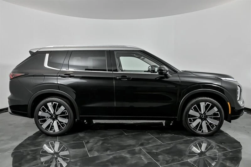 2025 Mitsubishi Outlander - Image 10 of 21