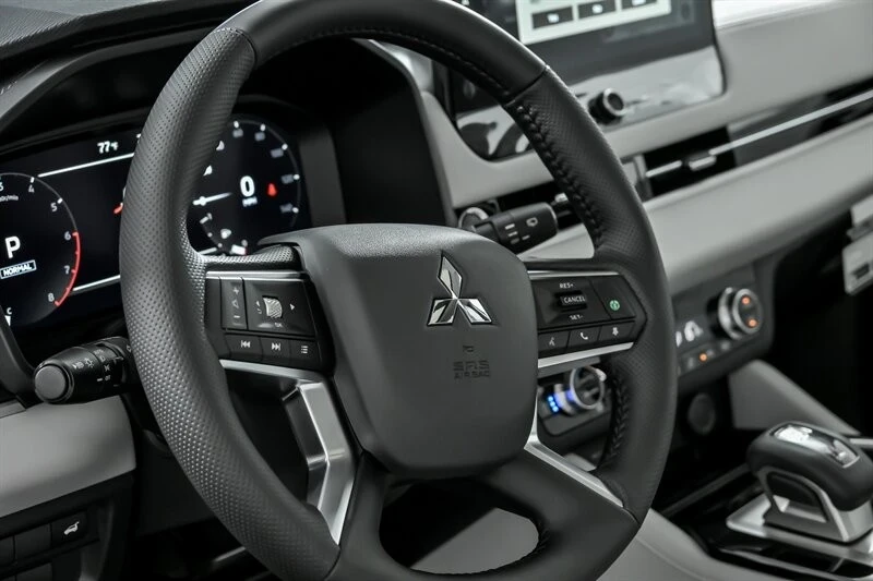 2025 Mitsubishi Outlander - Image 17 of 21