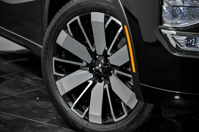 2025 Mitsubishi Outlander - Image 3 of 21