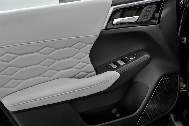 2025 Mitsubishi Outlander - Image 11 of 21