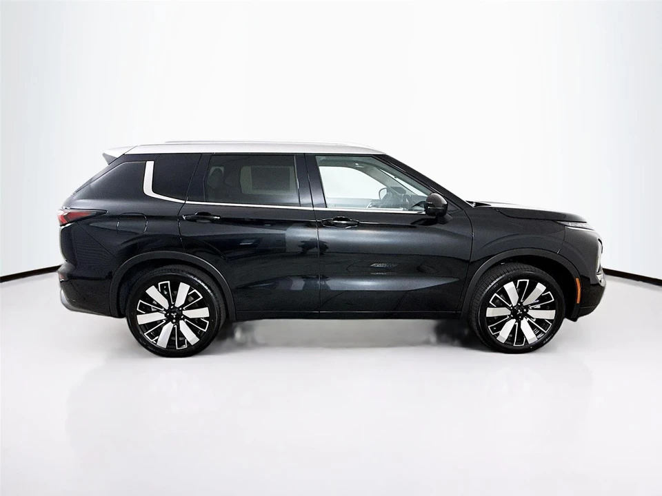 2025 Mitsubishi Outlander - Image 8 of 21