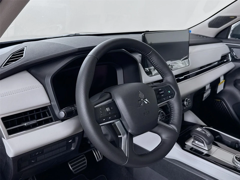 2025 Mitsubishi Outlander - Image 9 of 21