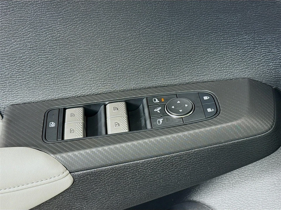 2025 Mitsubishi Outlander - Image 17 of 21