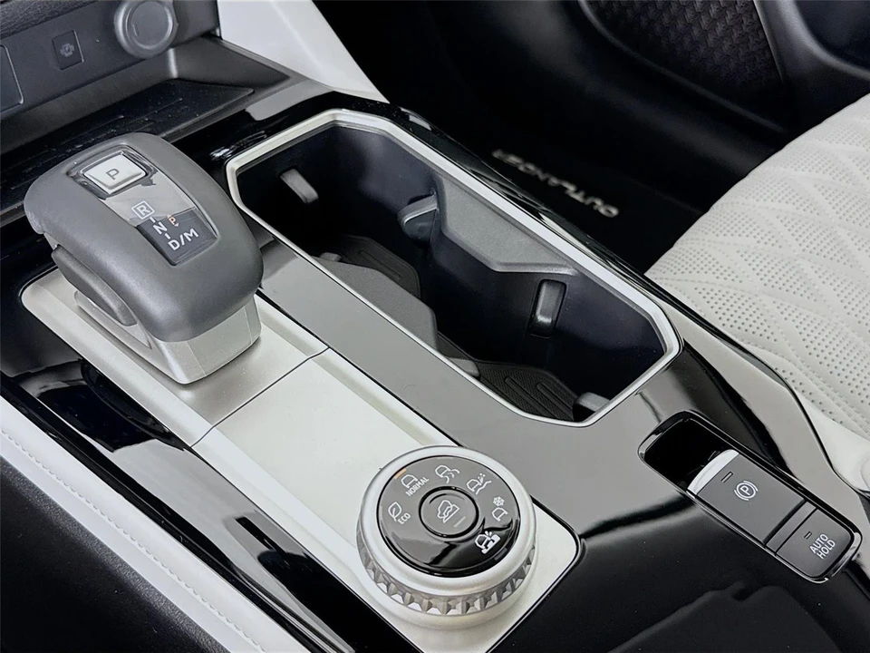 2025 Mitsubishi Outlander - Image 16 of 21