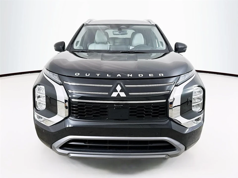 2025 Mitsubishi Outlander - Image 2 of 21