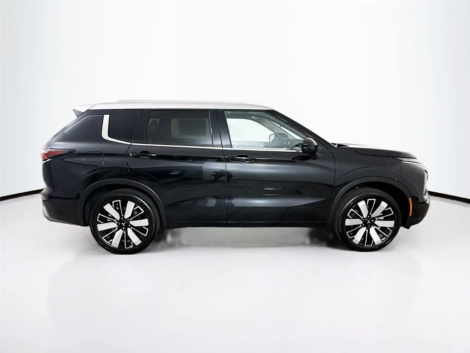 2025 Mitsubishi Outlander - Image 8 of 21