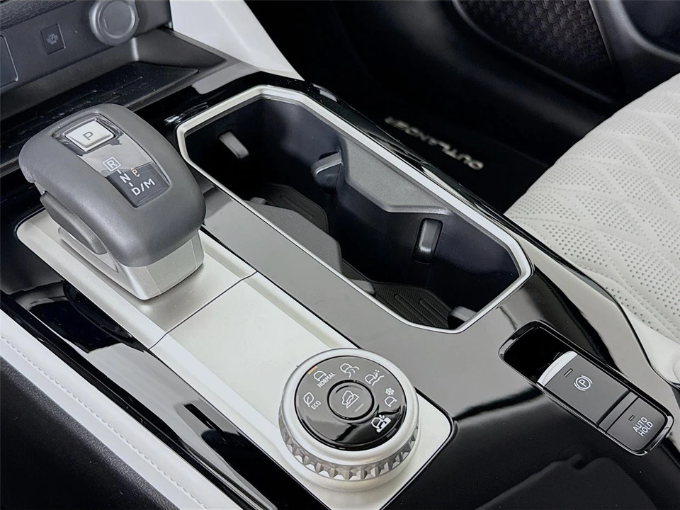2025 Mitsubishi Outlander - Image 16 of 21