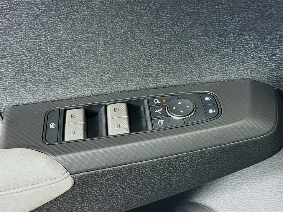 2025 Mitsubishi Outlander - Image 17 of 21