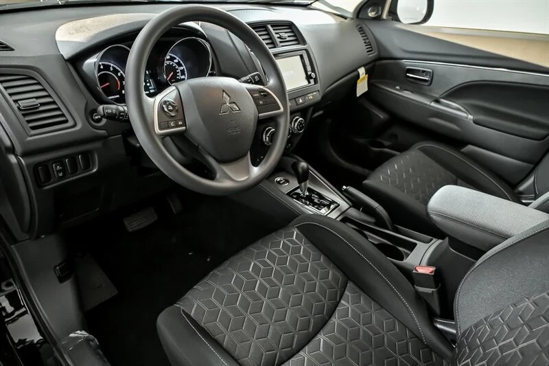 2025 Mitsubishi Outlander - Image 11 of 21