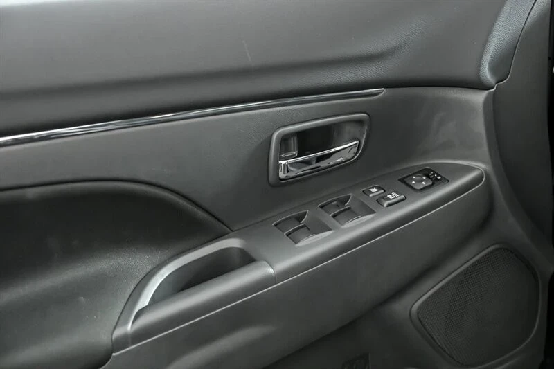 2025 Mitsubishi Outlander - Image 10 of 21
