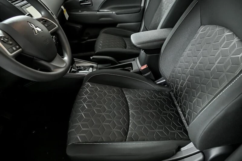 2025 Mitsubishi Outlander - Image 12 of 21