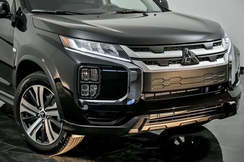 2025 Mitsubishi Outlander - Image 2 of 21
