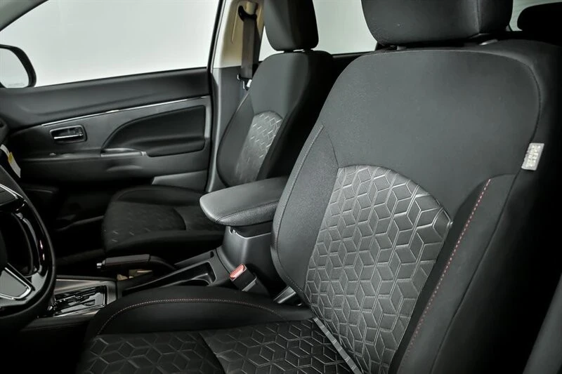 2025 Mitsubishi Outlander - Image 11 of 20